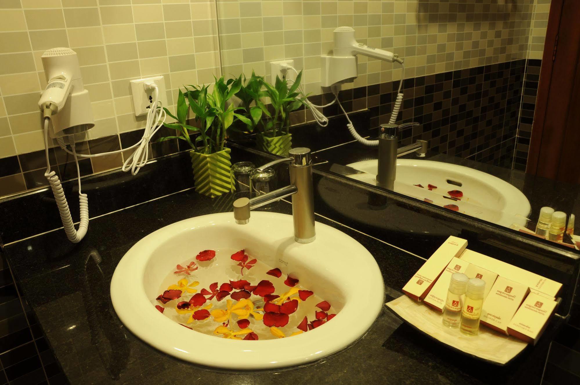 פנום פן V N E Hotel מראה חיצוני תמונה
