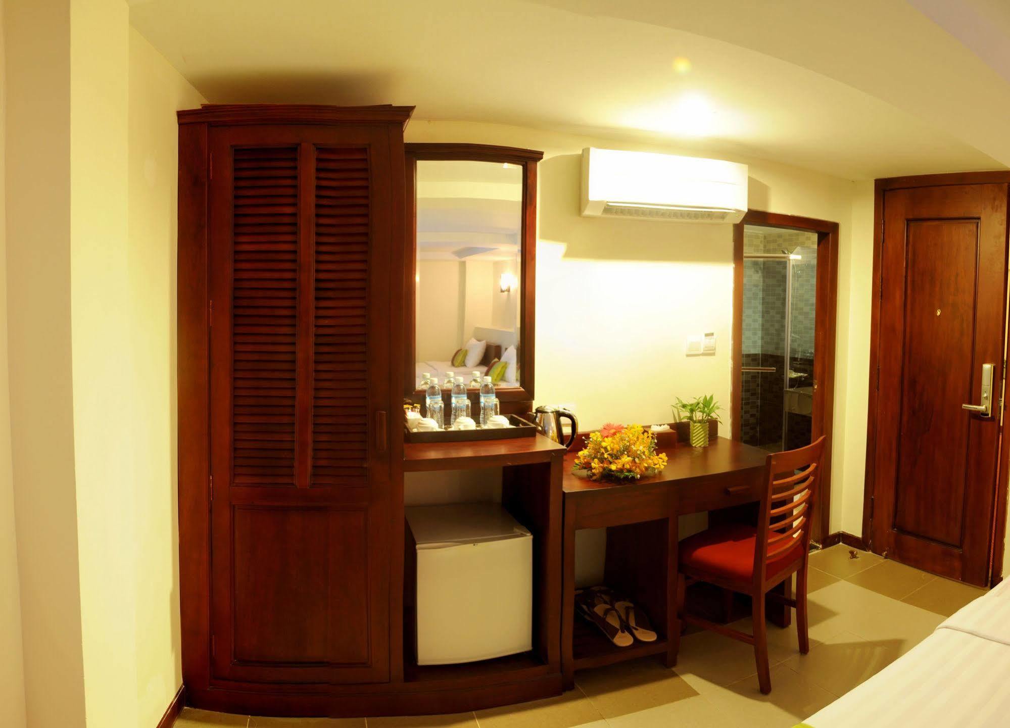 פנום פן V N E Hotel מראה חיצוני תמונה