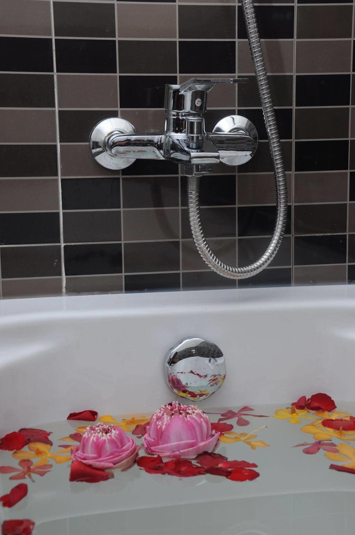 פנום פן V N E Hotel מראה חיצוני תמונה