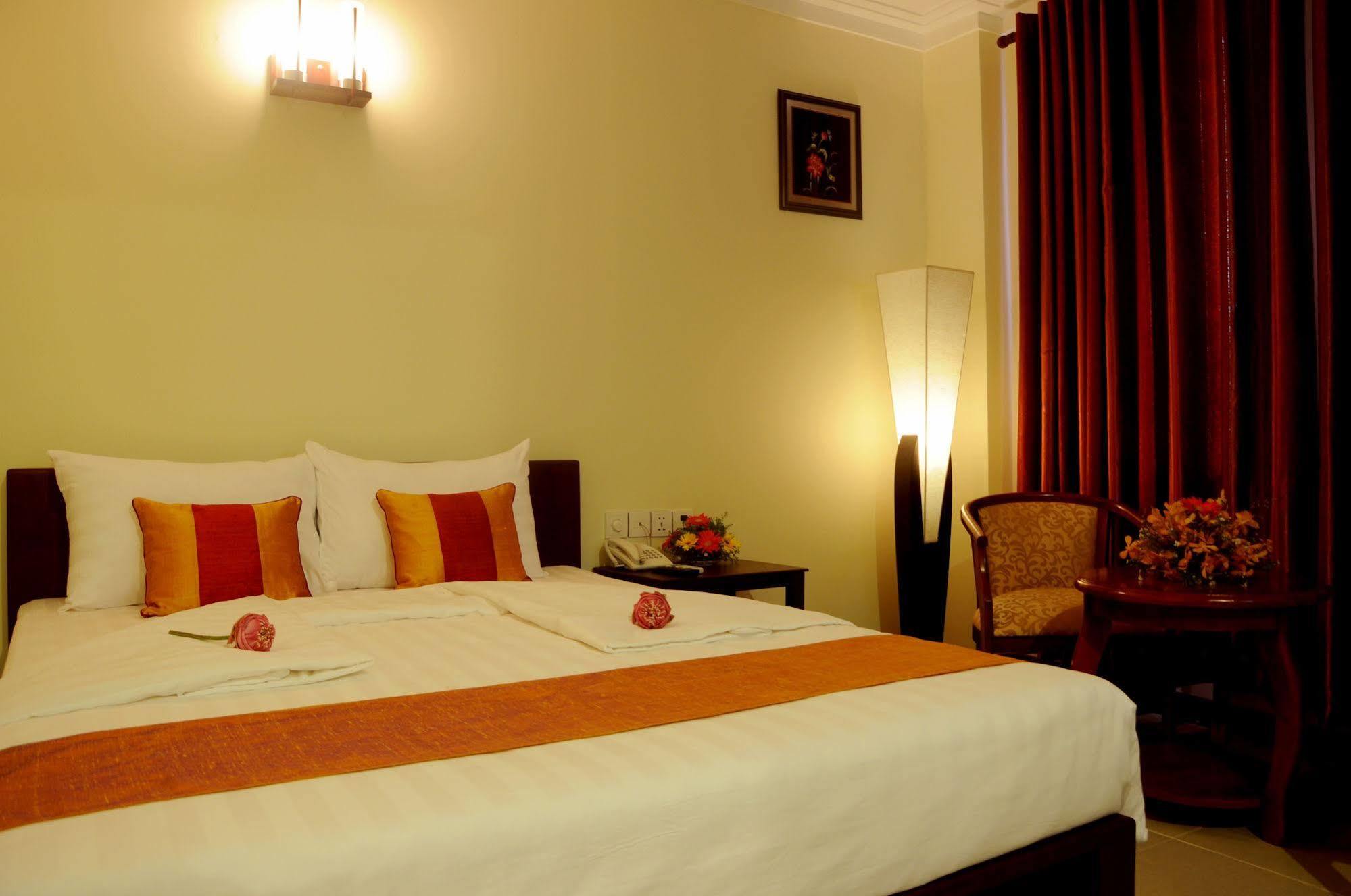 פנום פן V N E Hotel מראה חיצוני תמונה