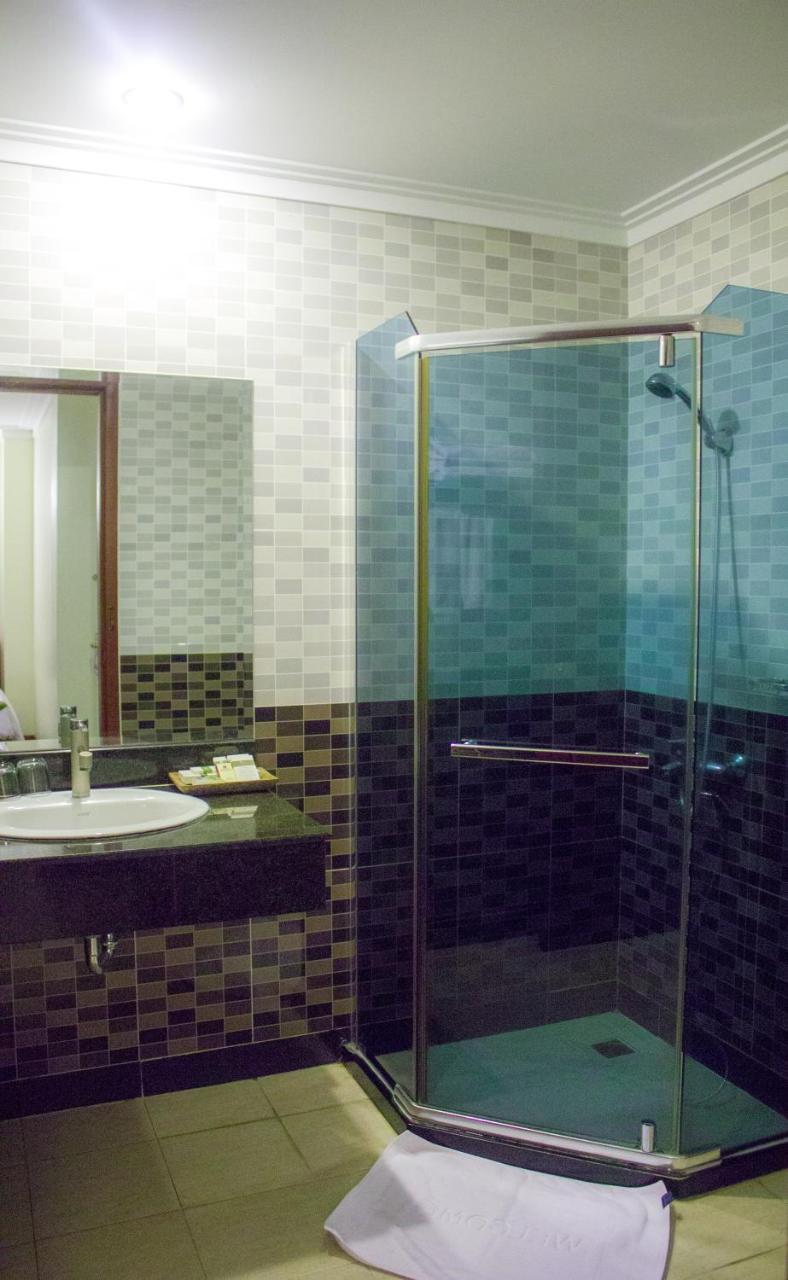 פנום פן V N E Hotel מראה חיצוני תמונה